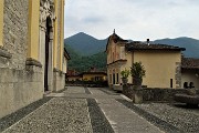 99 Passaggio sul sagrato della Chiesa di San Lorenzo